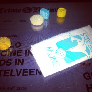 Pakkie cocaïne en verschillende soorten XTC pillen © crime nieuws