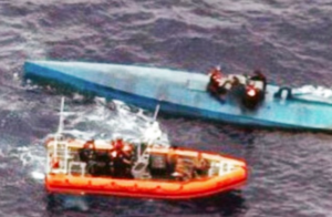 In het blauwe vaartuig zaten 274 balen vol cocaïne.
