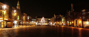 Vismarkt in Groningen bij nacht (Foto: Lampje nl.wikipedia)