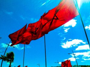 Marokkaanse vlaggen wapperen in de Marokkaanse lucht © crime nieuws