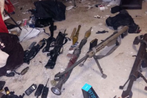 Vuurwapens en communicatiemiddelen aangetroffen bij Chapo en co.