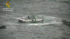 Vissersboot onder observatie vanuit de lucht © Guardia Civil