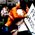 free hugs mishandeling, free hugs times square, free hugs vrouw geslagen