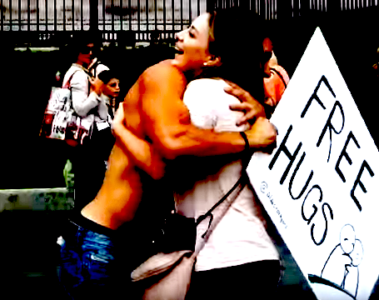 free hugs mishandeling, free hugs times square, free hugs vrouw geslagen