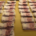 geld smokkel schiphol, moeder zoon bollen geld schiphol, geld bollen schiphol