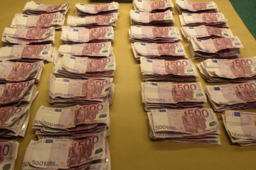 geld smokkel schiphol, moeder zoon bollen geld schiphol, geld bollen schiphol