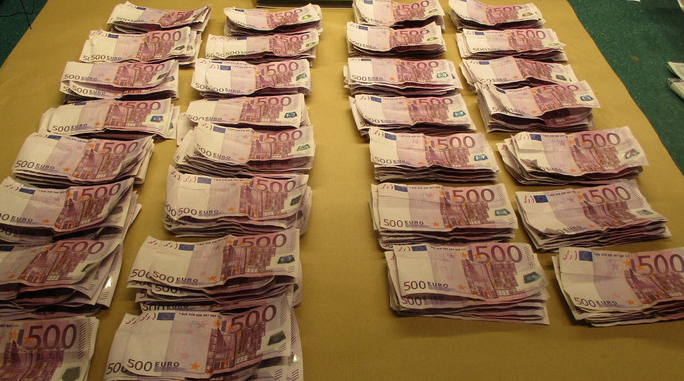 geld smokkel schiphol, moeder zoon bollen geld schiphol, geld bollen schiphol