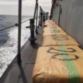 Smokkelaars gepakt met honderden kilo’s hasj op zinkende speedboot voor kust Portugal