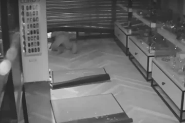 VIDEO: Tweetal gezocht voor dikke buit bij snelkraak met krik op juwelierszaak