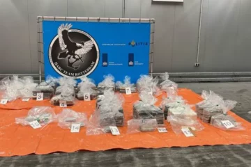 Tientallen miljoenen euro’s aan blokken cocaïne gepakt in Rotterdam bij controle container uit Curaçao