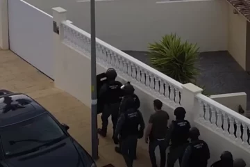 VIDEO: Invallen bij criminele bende die op grote schaal Spaanse wiet in postpakketten verstuurde
