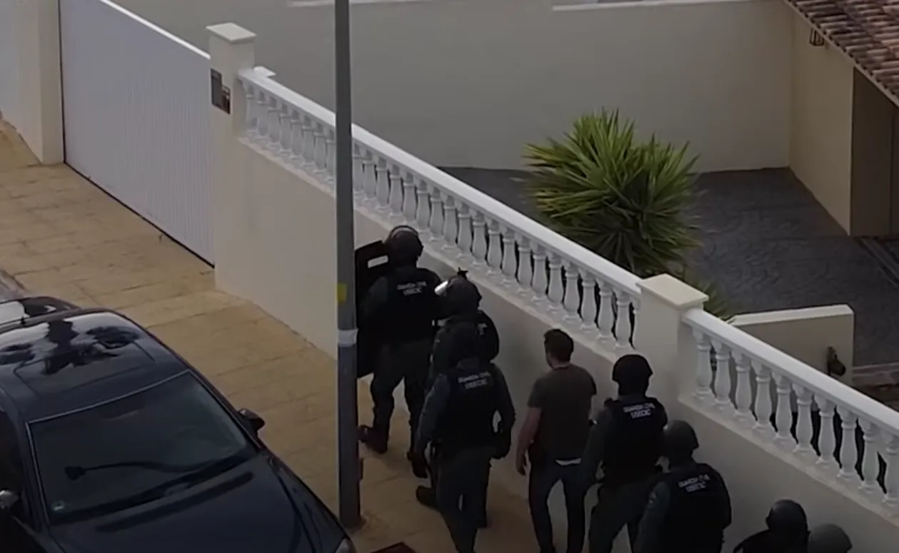 VIDEO: Invallen bij criminele bende die op grote schaal Spaanse wiet in postpakketten verstuurde