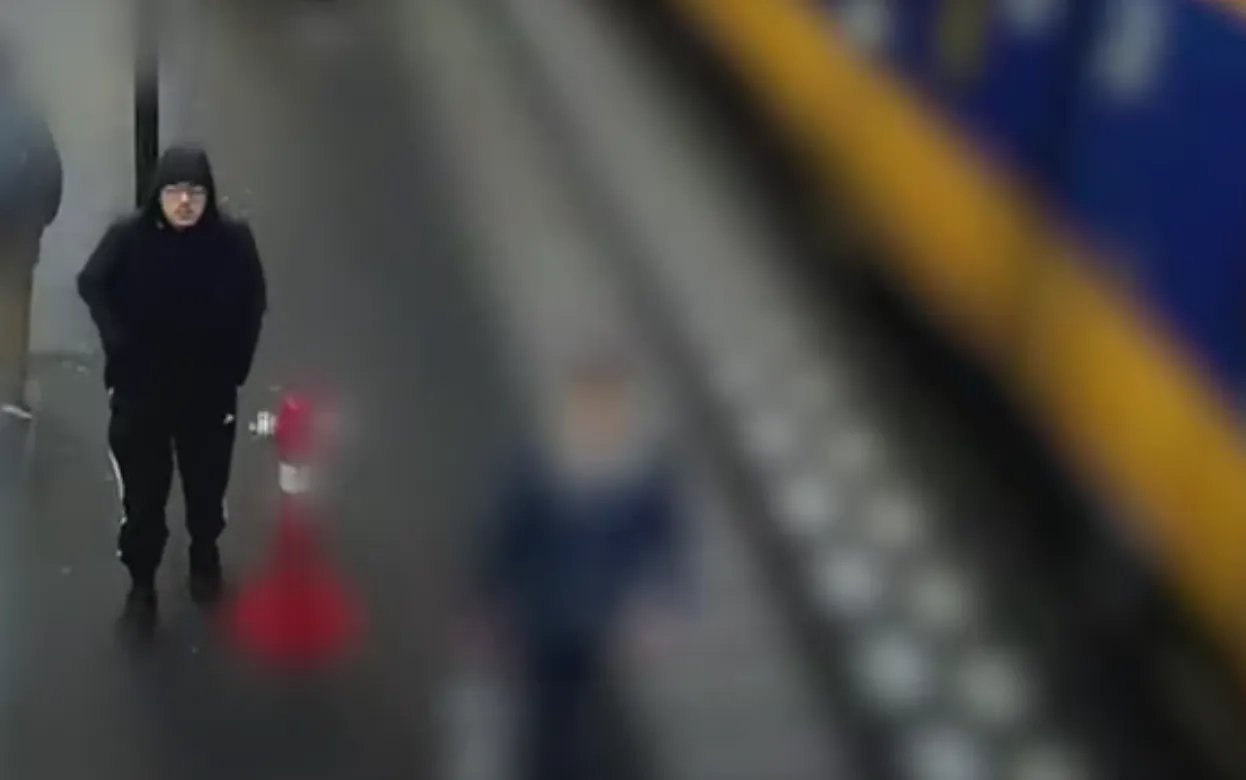 VIDEO: Man met bril in trein gezocht voor schietincident in Oisterwijk