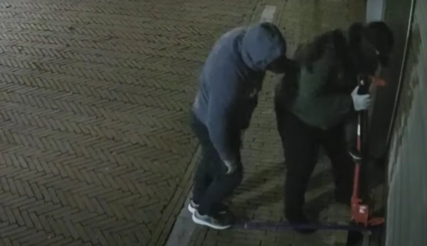 VIDEO: Dikkere en iets slankere crimineel gezocht voor snelkraak met krik in Oldenzaal