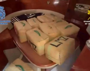 VIDEO: Drugssmokkelaars gepakt met 5000 kilo hasj tijdens lossen in Spaanse haven