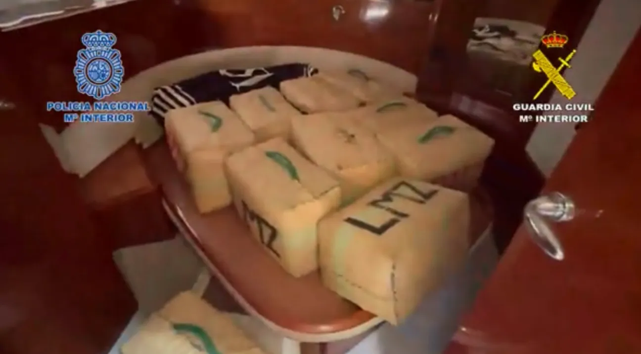 VIDEO: Drugssmokkelaars gepakt met 5000 kilo hasj tijdens lossen in Spaanse haven