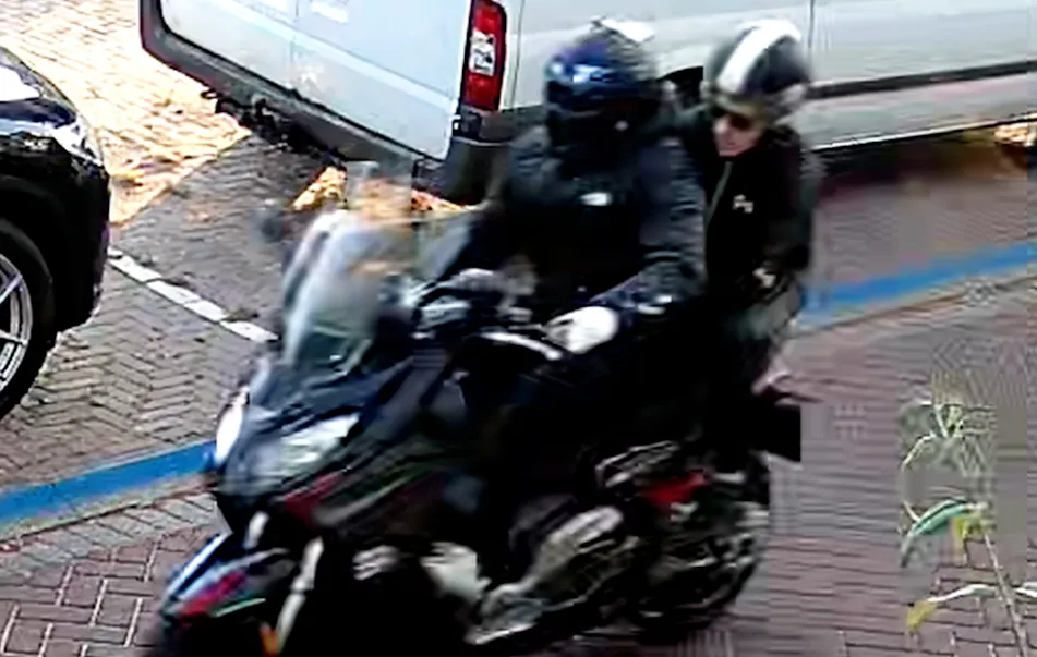 Schutters op motor gezocht voor doodschieten man in Twingo bij liquidatie Den Haag