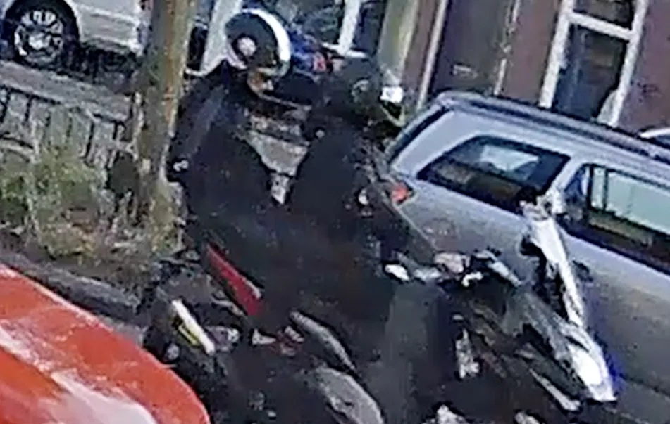 Schutters op motor gezocht voor doodschieten man in Twingo bij liquidatie Den Haag