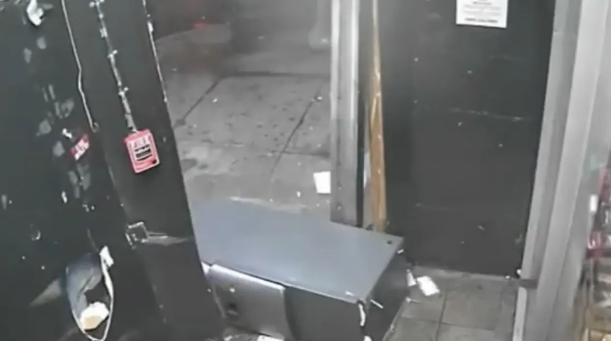 VIDEO: Criminelen gezocht voor met busje complete geldautomaat uit winkel trekken en buitmaken