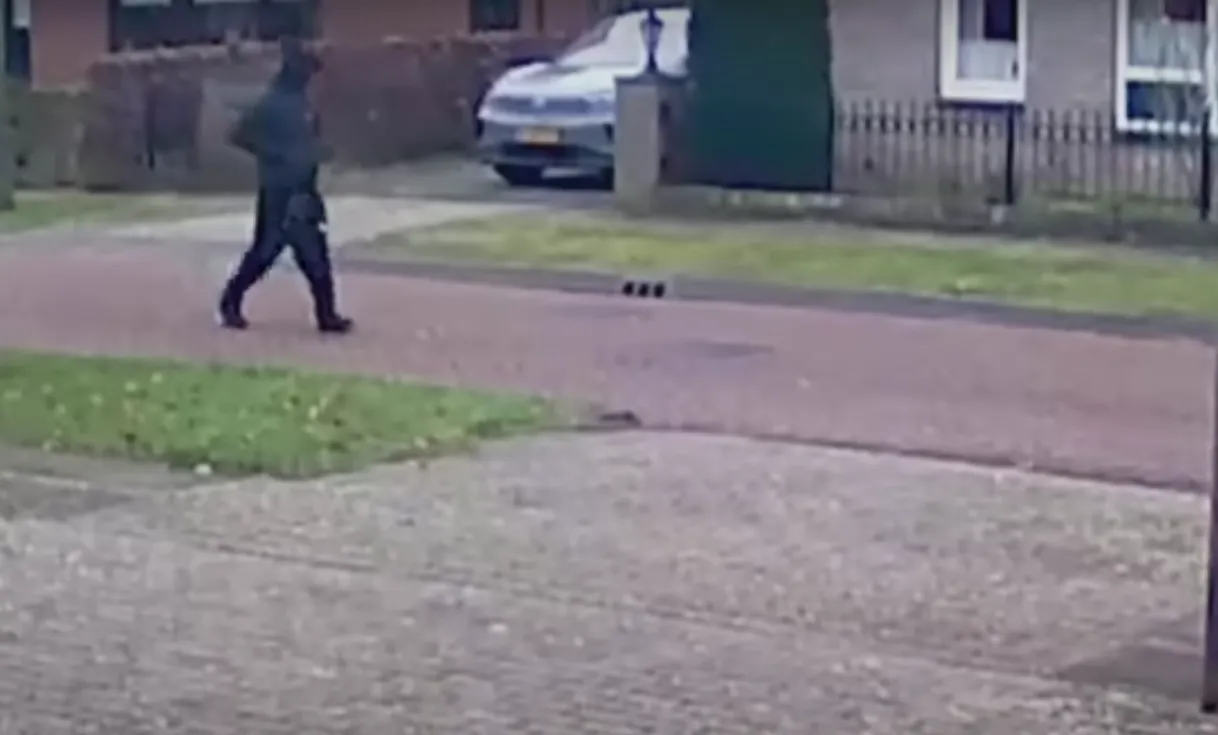 VIDEO: Man (64) krijgt klappen met vuurwapen op hoofd bij brute beroving Almere