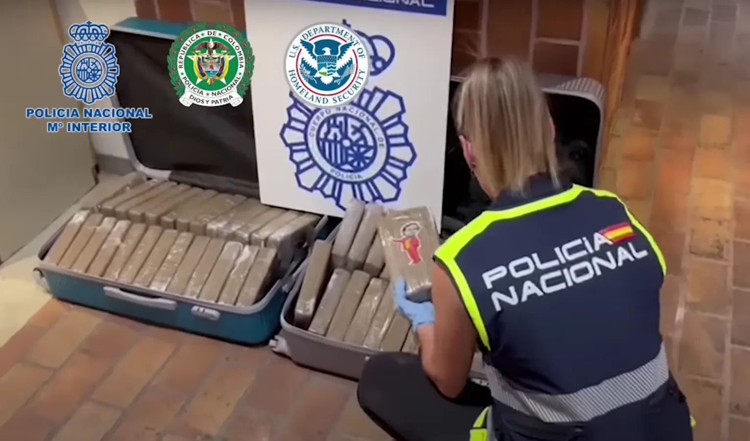 VIDEO: Aanhoudingen voor grootschalige smokkel blokken cocaïne in koffers commerciële vluchten