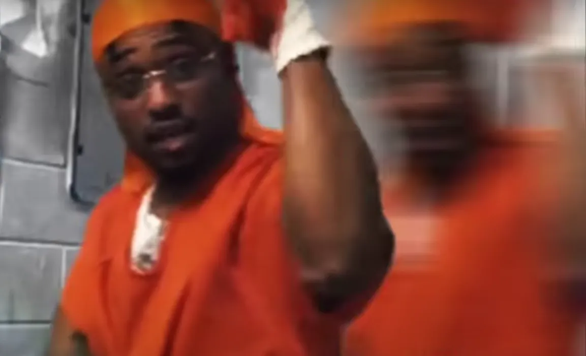 Gedetineerde in voorarrest voor poging moord neemt drill rap video op in Amerikaanse gevangenis