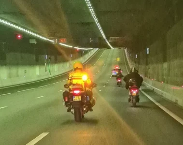 Politie plukt drie spookrijdende Italianen op deelscooters van de A10