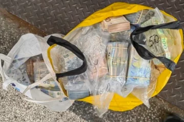 Turkse man in busje bij grensovergang gepakt met bijna miljoen euro cash