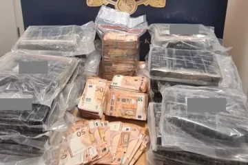 Cocaïnelab en voor miljoenen aan blokken coke en wiet in beslag bij actie Ierse drugsbende