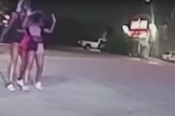 VIDEO: Moeder op de vlucht voor politie gebruikt huilende dochter als menselijk schild