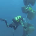 VIDEO: Grote partij hasj voor anker onder water aangetroffen bij Spaanse kust