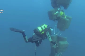 VIDEO: Grote partij hasj voor anker onder water aangetroffen bij Spaanse kust