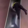 VIDEO: Even glijden van een glijbaan gaat hilarisch mis voor politieagent