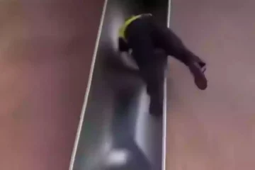 VIDEO: Even glijden van een glijbaan gaat hilarisch mis voor politieagent