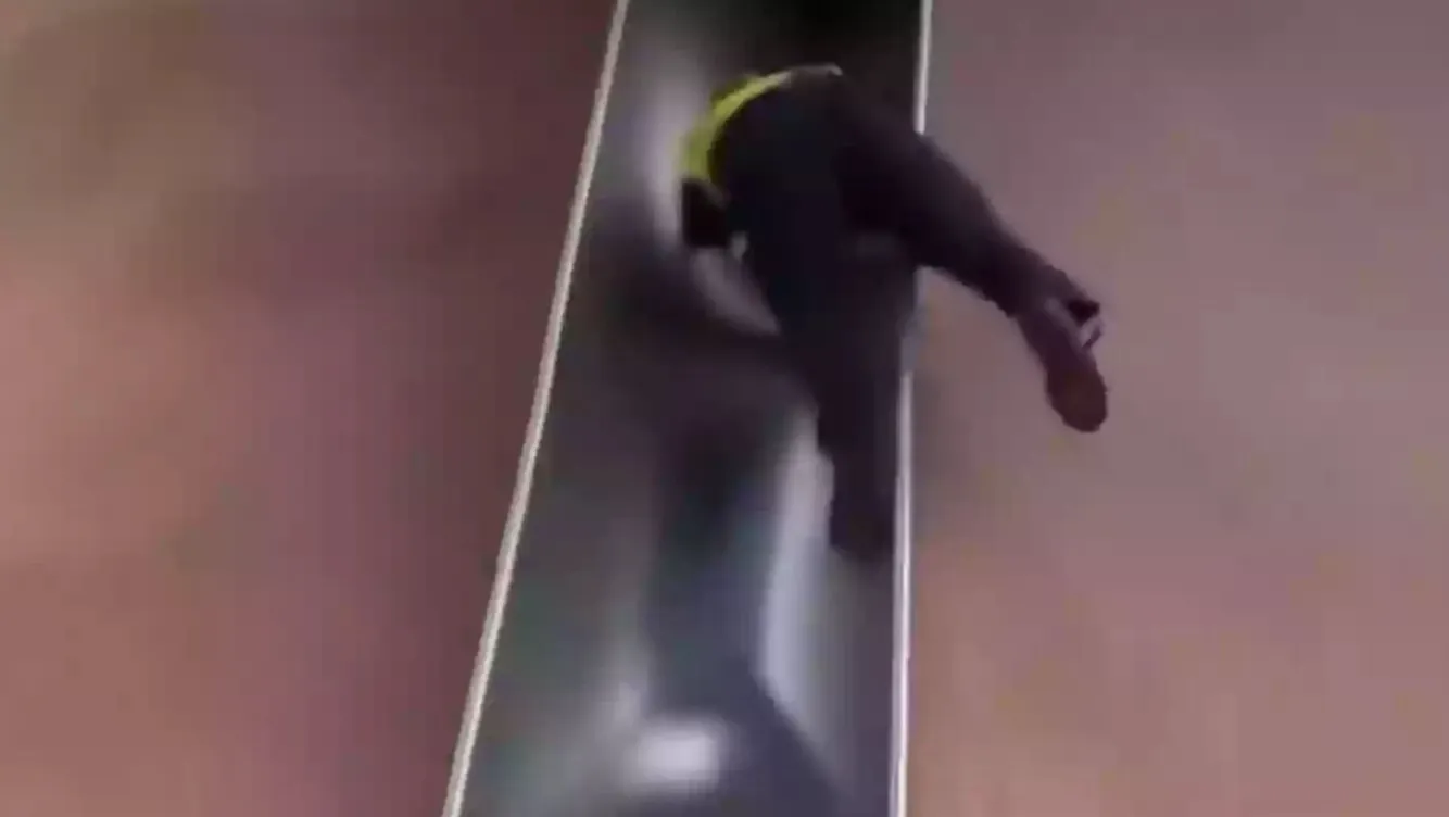 VIDEO: Even glijden van een glijbaan gaat hilarisch mis voor politieagent