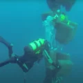 VIDEO: Grote partij hasj voor anker onder water bij Spaanse kust aangetroffen door duikers
