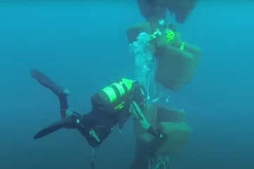 VIDEO: Grote partij hasj voor anker onder water bij Spaanse kust aangetroffen door duikers