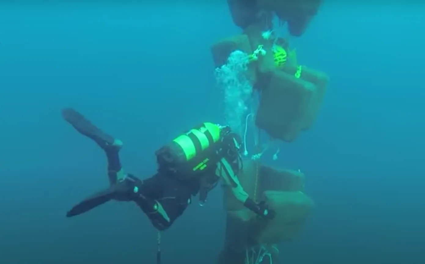 VIDEO: Grote partij hasj voor anker onder water bij Spaanse kust aangetroffen door duikers
