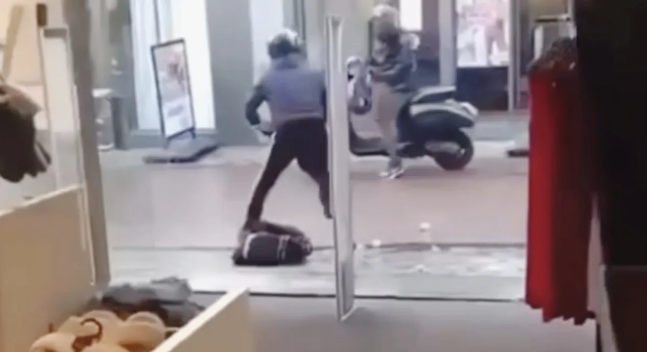 VIDEO: Horloges buit bij gewapende overval op juwelier Goes door duo op scooter