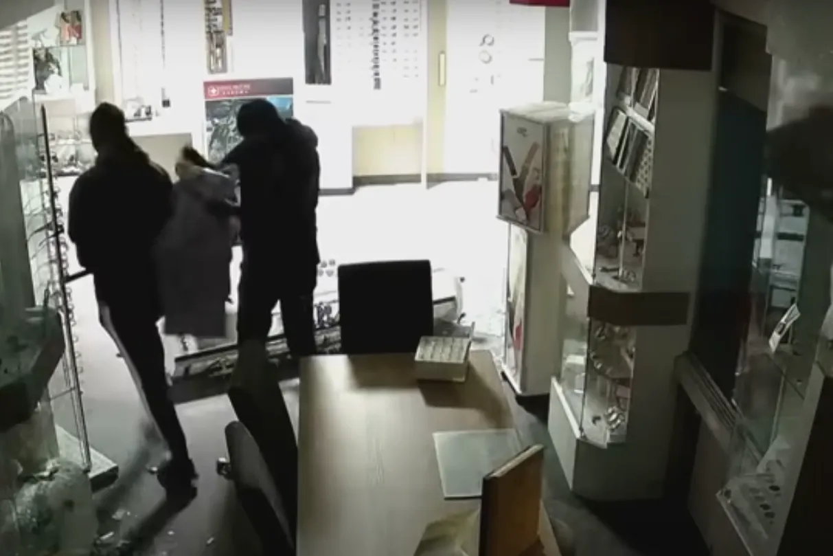 VIDEO: Groep snelkrakers rooft juwelierszaak in Vaassen op brute wijze en vlucht met buit