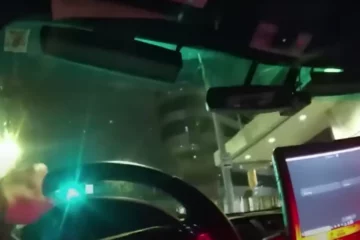 VIDEO: Politieagent onder vuur na grapjes over vrouw vermoord door andere agent