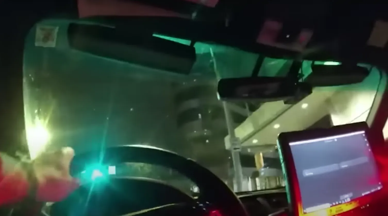 VIDEO: Politieagent onder vuur na grapjes over vrouw vermoord door andere agent
