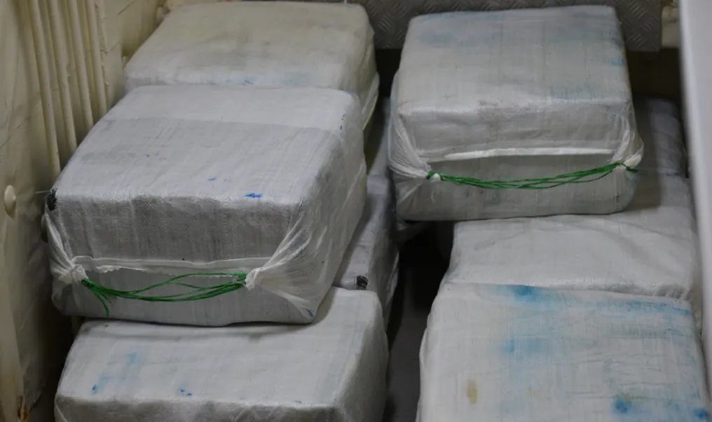Nederlandse marineschip pakt bijna 1000 kilo cocaïne bij acties Caribisch gebied