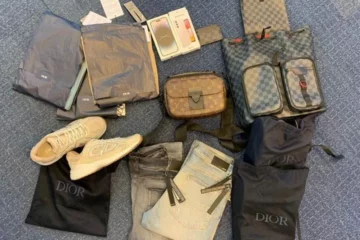 Tienduizenden euro's aan merkkleding in beslag bij man op Schiphol met cash en sieraden