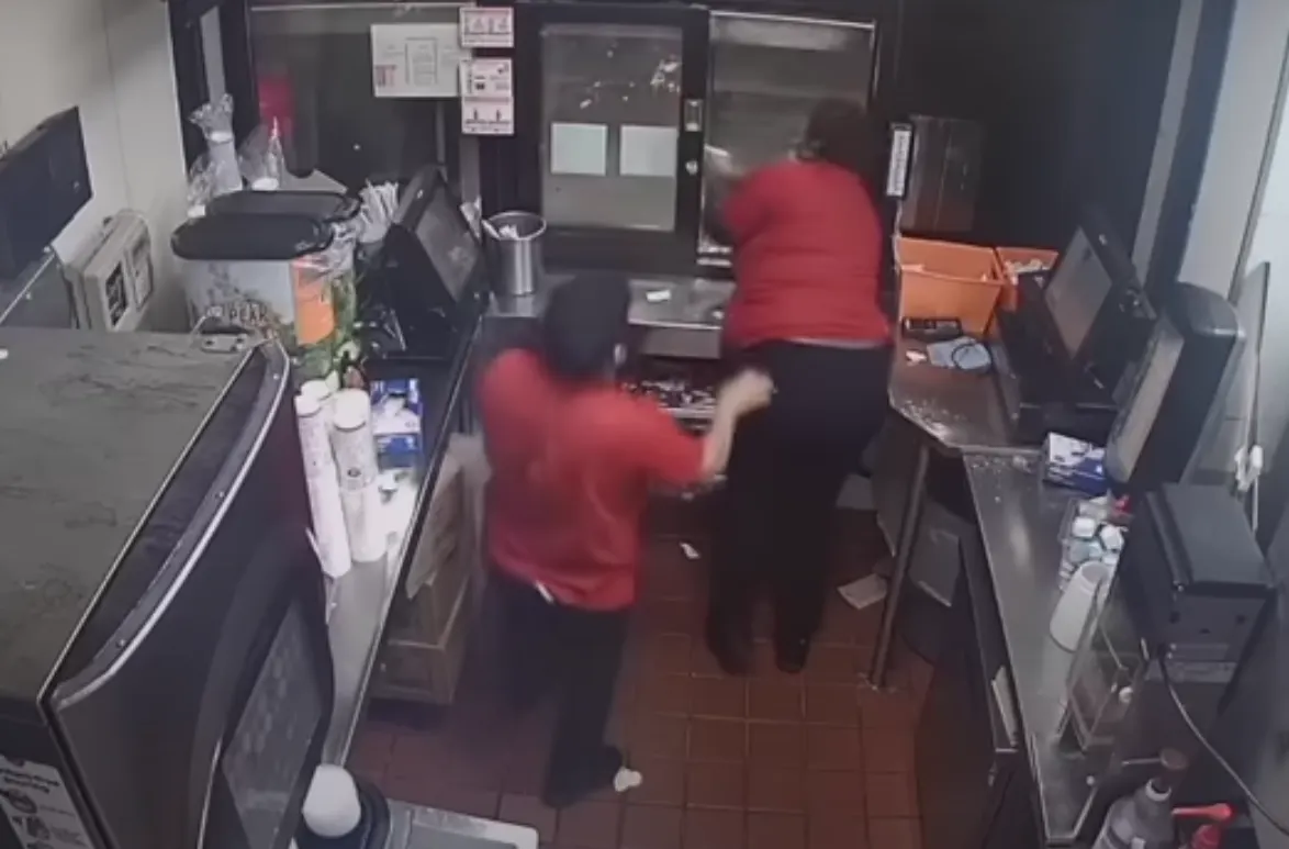 VIDEO: Medewerker fastfoodzaak schiet vanuit drive thru raam op gezin in auto