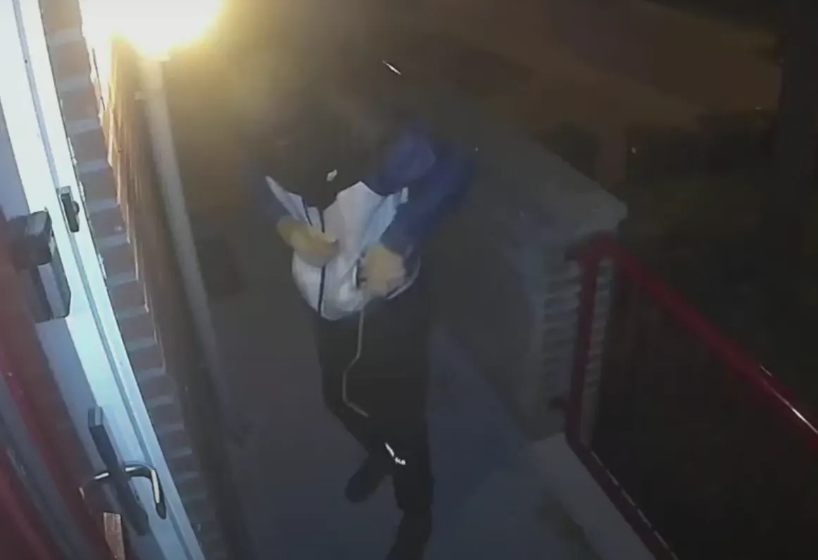 VIDEO: Twee aanslagen met explosieven met een jaar ertussen bij hetzelfde pand