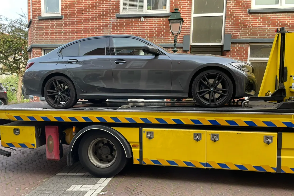 FIOD legt beslag op auto's, rekeningen en meer in onderzoek fraude met bpm