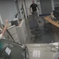 VIDEO: Man rijdt SUV politiebureau binnen met 'Welcome to the Jungle' door de speakers