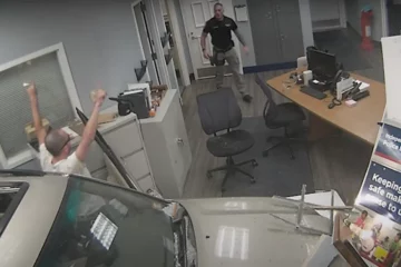 VIDEO: Man rijdt SUV politiebureau binnen met 'Welcome to the Jungle' door de speakers