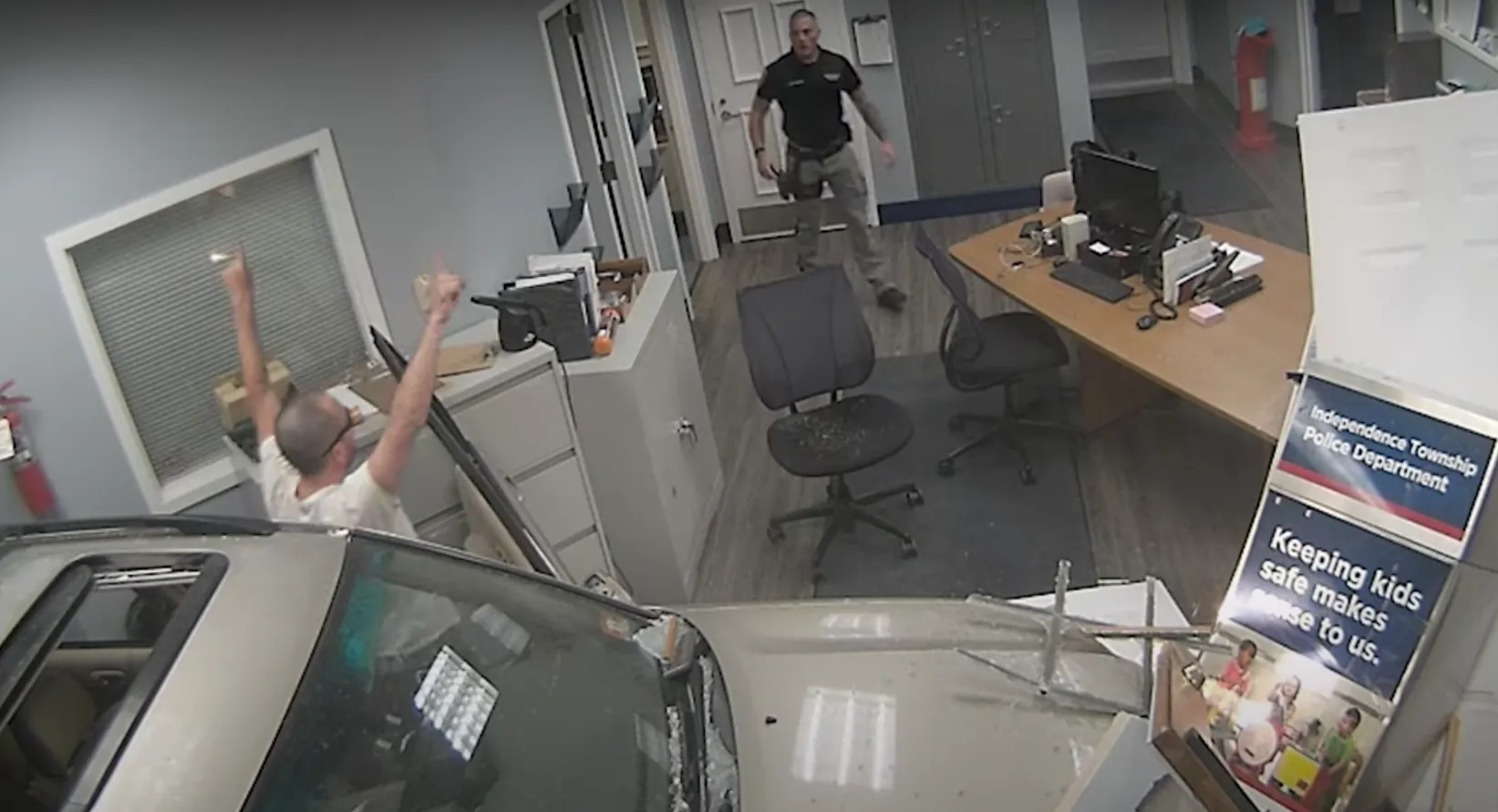 VIDEO: Man rijdt SUV politiebureau binnen met 'Welcome to the Jungle' door de speakers